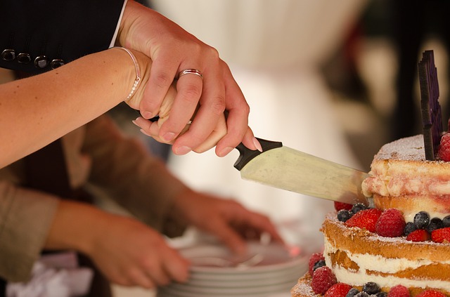 Couple cutting the cake